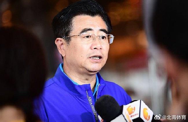 一旁的万破军也立刻开口道：是我万破军自不量力、妄图挑战叶先生，最后是叶先生不计前嫌饶了我一命。